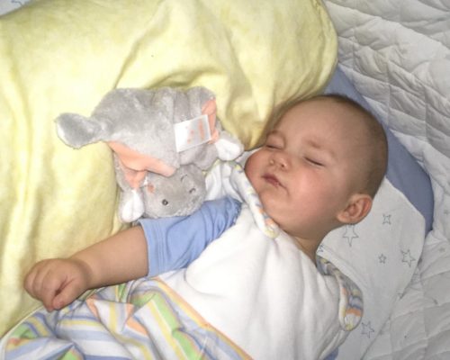 Schlafendes Baby nach Osteopathie Behandlung